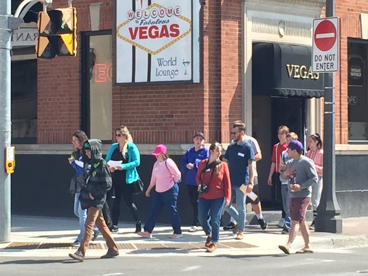 beccapauls's tweet image. Students from the grades 6, 7 and 8 class from Centra Public has fun identifying downtown Brantford’s community assets at #nearanddearDT today!