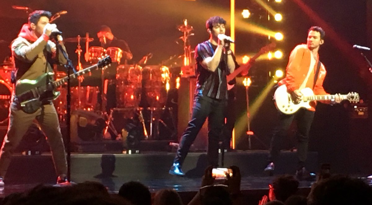 DarrenFinnie1's tweet photo. Congratulations to The CW on a great Upfront and their opening act - The Jonas Brothers. #2019Upfronts https://t.co/ZAXlvQBJny