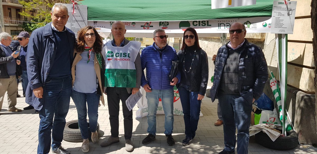 samontalbano49's tweet photo. #Enna FNP CISL AG CL EN in piazza con CISL INAS CAF per far conoscere i nostri servizi Volantinaggio dei pensionati per far conoscere la manifestazione nazionale del 1 giugno Roma #DATECI RETTA @FNPCISLSicilia @FnpCisl @CislNazionale https://t.co/K5UAZYF1rT