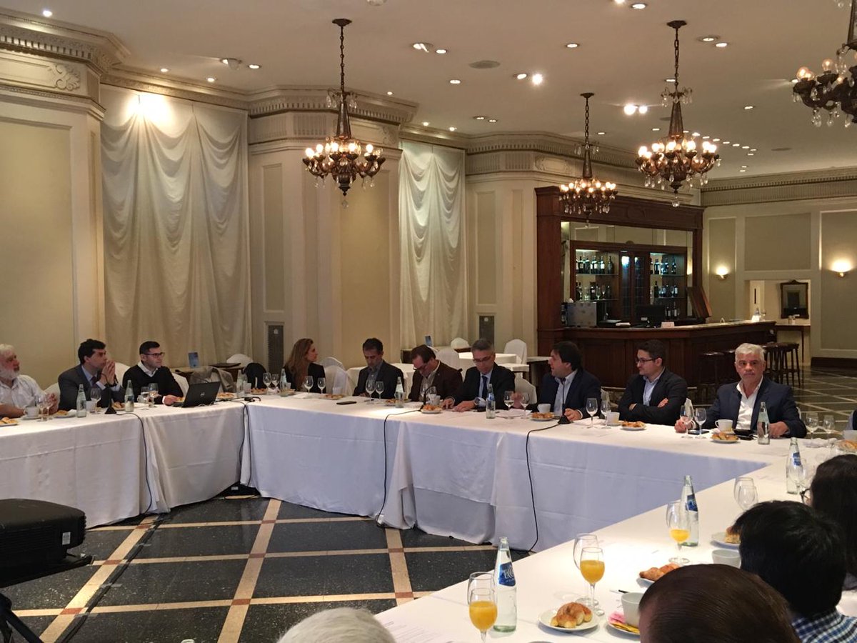 SecEEnergiaSF's tweet photo. #Ahora En la Bolsa de Comercio de Rosario compartimos un desayuno de trabajo en el que hablamos de 🌞 "Bioenergías en la Provincia de Santa Fe. Políticas y Programas de Fomento" 🐖🌻 Exponemos nuestras iniciativas pioneras en el país y el #RenovablesModeloSantaFe @GobSantaFe https://t.co/OQEcOI1RFn
