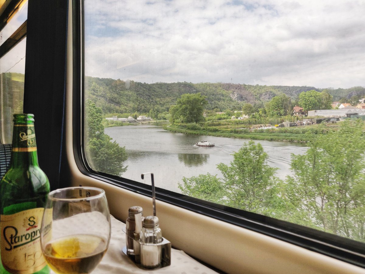 _DiningCar's tweet photo. I switched seats to get the best view on the scenic ride through the Vltava valley b/w #Prague🇨🇿 & #Dresden🇩🇪, the best part of the trip. I ordered a decent 🍺 together w/ the famous beef stew w/ gnocchi to maximise the joy at the @mavstart🇭🇺 #diningcar of #EC172 "Hungaria" 😉😍! https://t.co/j2CRXJB0FP