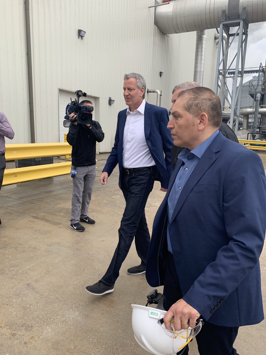 gracerauh's tweet photo. Mayor de Blasio has arrived. In jeans. And they are not “dad” jeans. And he appears to be wearing new shoes. In fact, he looks so put together that I’m wondering if he is working with a stylist. Because this is not the mayor’s usual look. https://t.co/Rt2c6tZkZ1