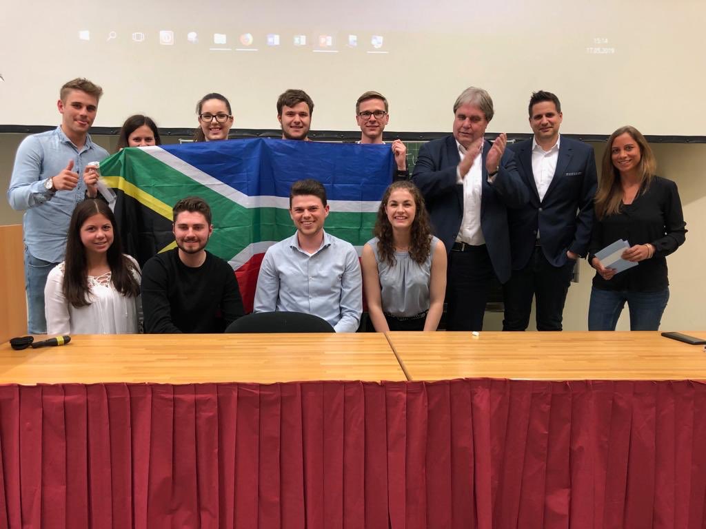 ivwKoeln's tweet photo. Finale! Ein gelungener Abschluss der #prowo! Dank der Unterstützung von @HerbertFromme , @Gothaer und der ROLAND mit einem Studierenden-Abo des @VMonitor für ALLE Finalisten!  @VVB_eV hat durch ihre Preise zusätzlich ein Lächeln auf die Gesichter der Teilnehmer gezaubert! https://t.co/tIWe8Tll4U
