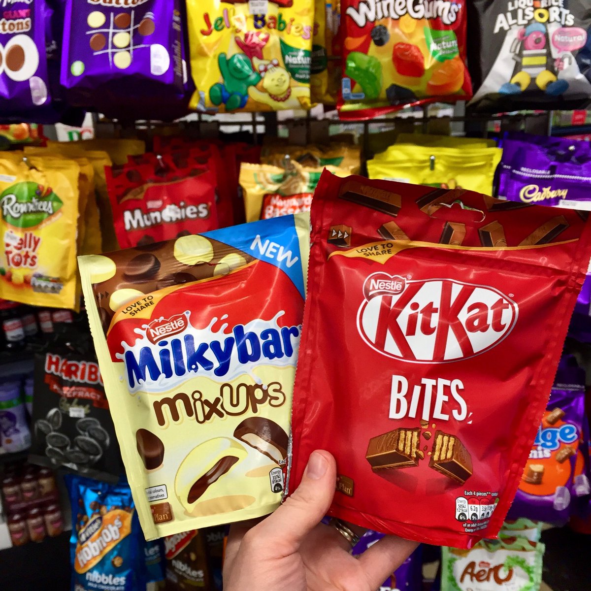 myersofkeswick's tweet photo. • Not to cause a stampede over KitKat bites but these two arrived yesterday 🤭🤗
.
• • 🇬🇧 🍫 🇬🇧 🍫 🇬🇧
.
.
.
#kitkat #kitkatbites #kitkatclub #nycfood #nyceats #westvillage #westvillagenyc #greenwichvillage #thursdaymotivation #eeeeeats https://t.co/mJ0LRRxR4T