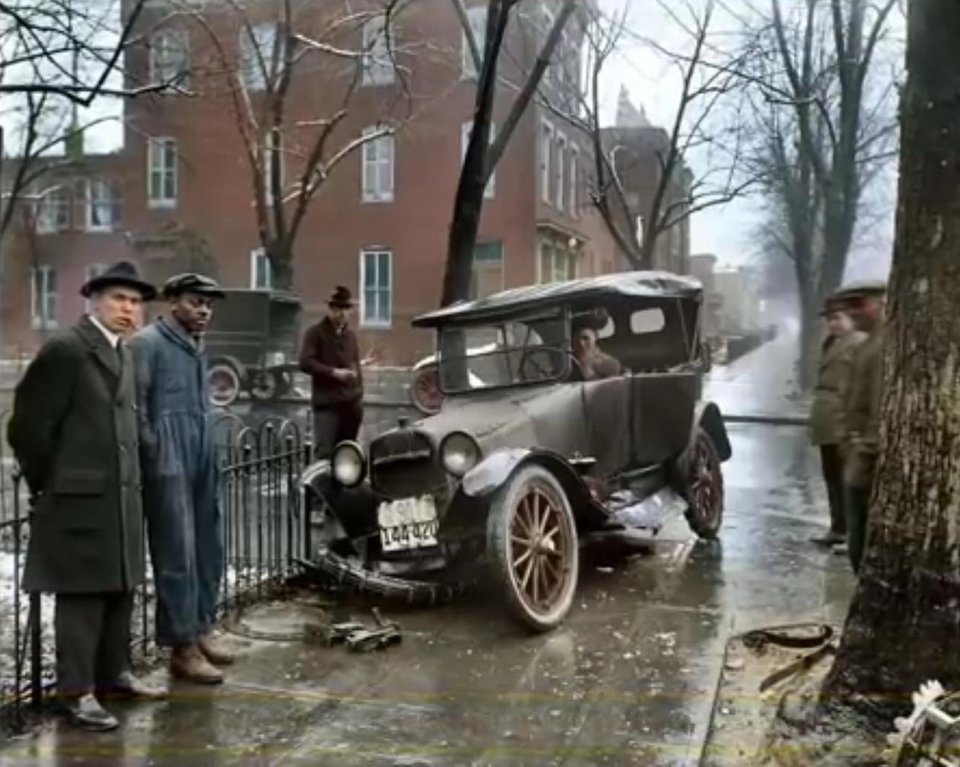MachineRad's tweet photo. 1921, car accident
#1920s #history #OldCarNutz https://t.co/wYxOufkb29