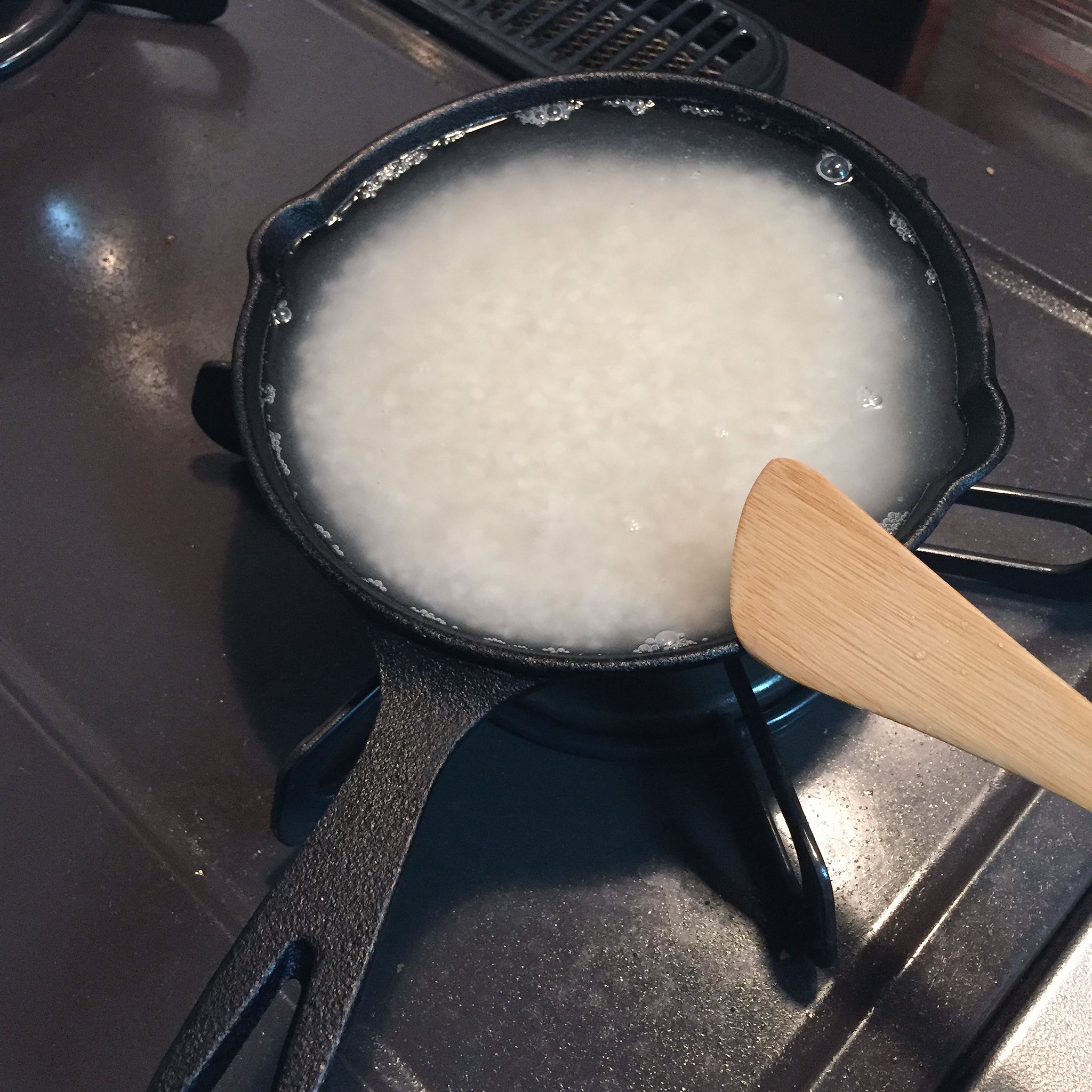 いばらぎみずほ ちょっと前にスキレットで お米炊いてみたんだー 吹きこぼれがなかったら もっと美味しく炊けたと思うけど これはこれで美味しかったよ スキレット スキレットごはん 炊飯 試してみた T Co Fwkeeusodb Twitter