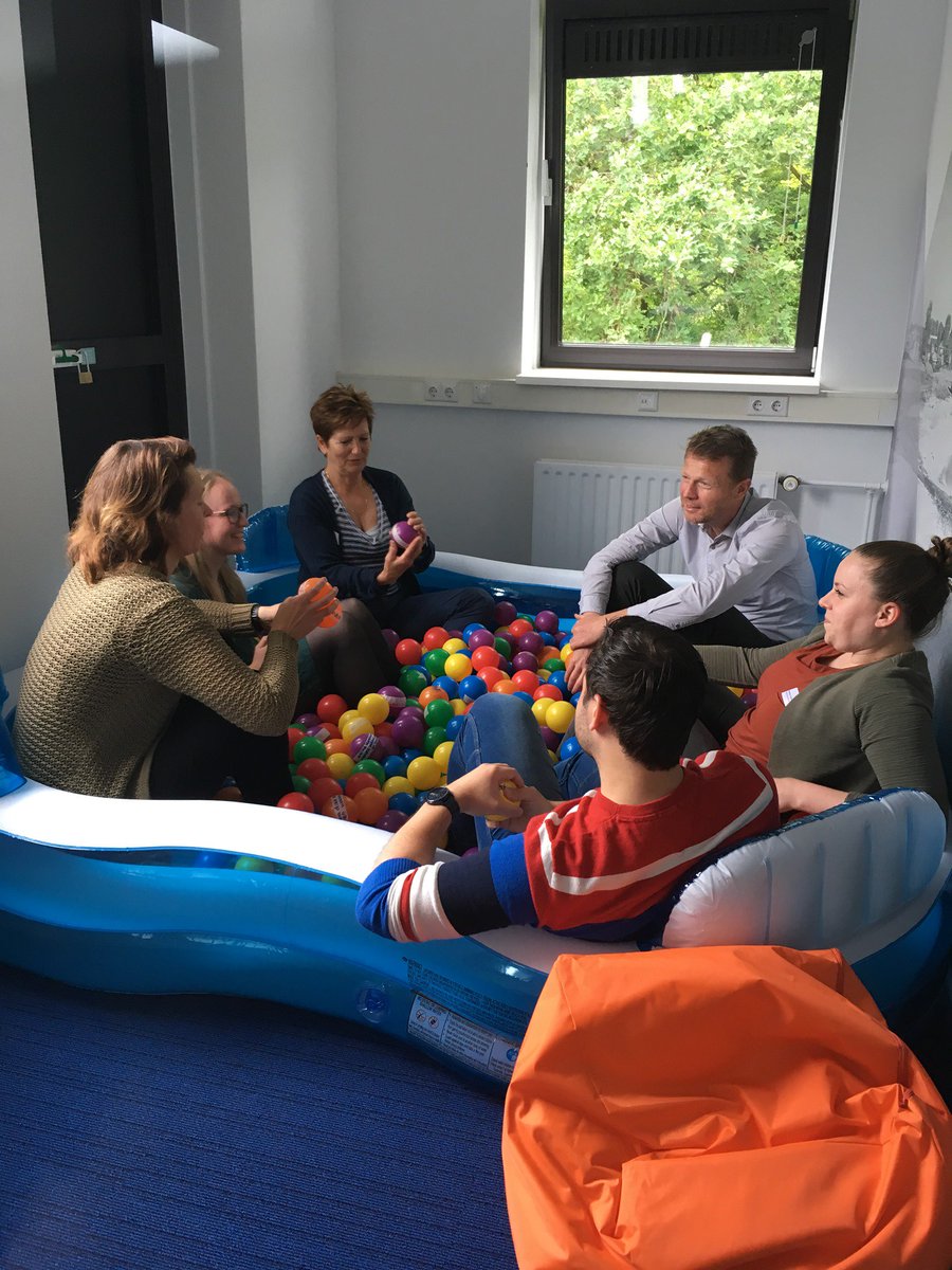 HANVDO's tweet photo. Kun jij jouw talent ontdekken in een ballenbak? Studenten Management in zorg en dienstverlening nemen bezoekers mee... #connect2move https://t.co/ToFRANQ5zM