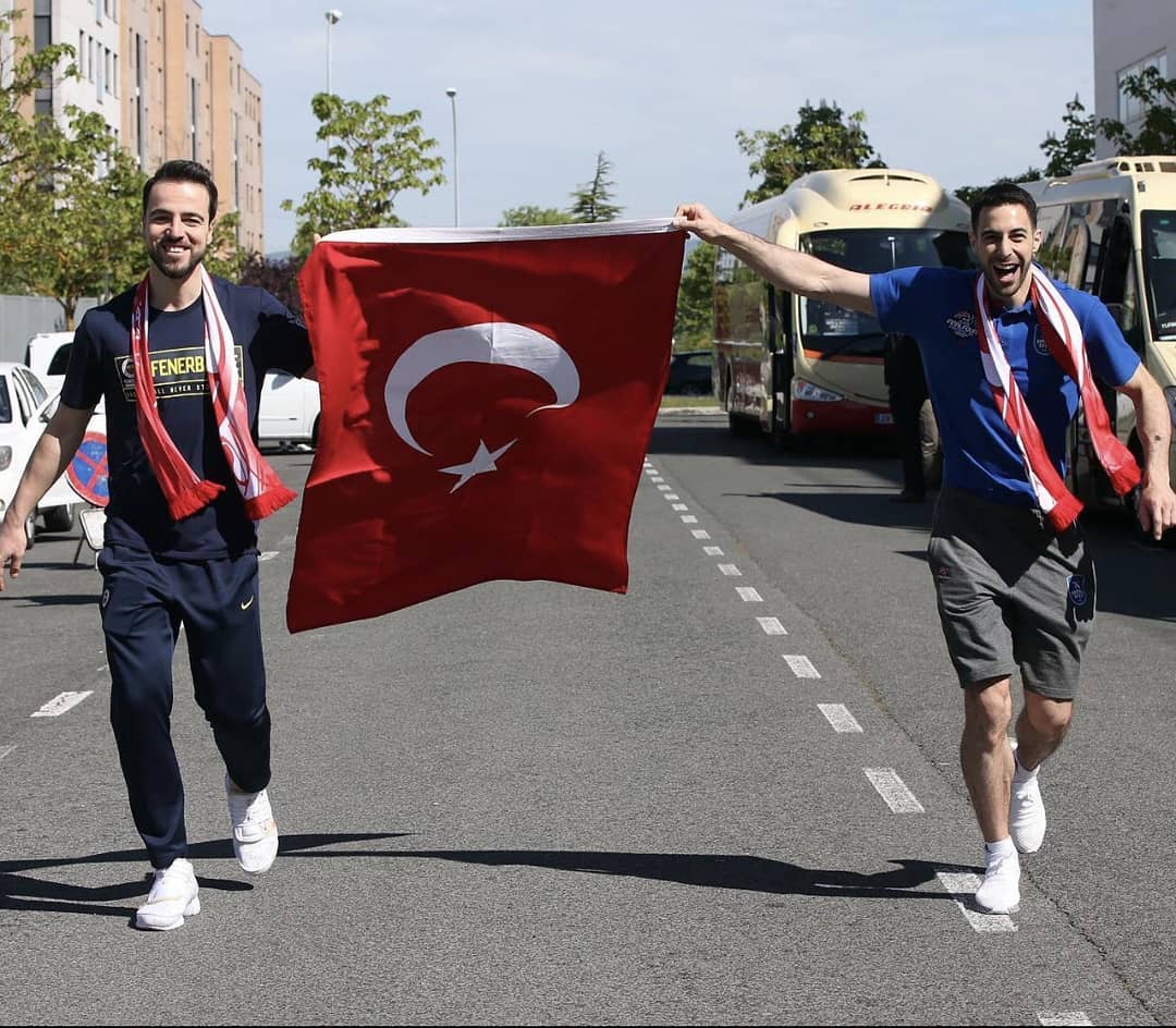 Bayrağımız kaptanların elinde Vitoria'da dalgalanıyor 🇹🇷 #F4Glory