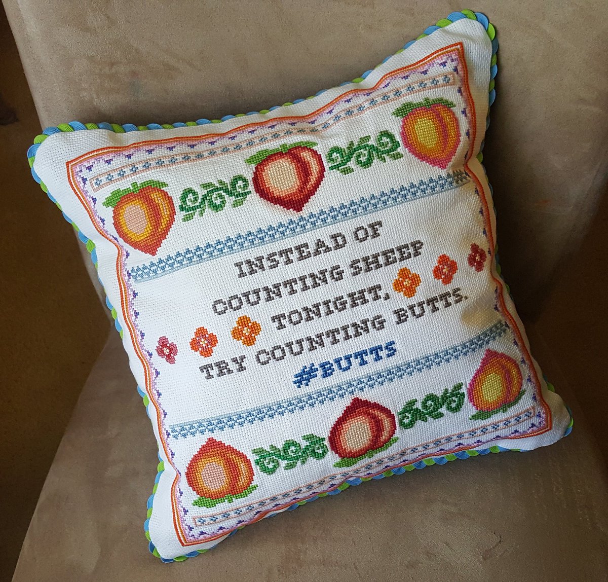 DreedlesMcGee's tweet photo. I finally finished this cross stitch pillow for @2hrsAnd7mins of one of her tweets!!! 🍑🍑🍑 https://t.co/QkcFCMCtLZ
