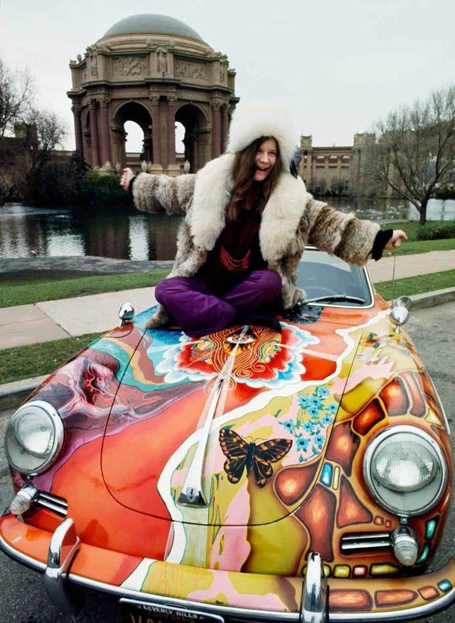 MachineRad's tweet photo. Janis Joplin on her psychedelic Porsche, 1968.
#JanisJoplin #Porsche #1960s https://t.co/waDTI1Mu5W