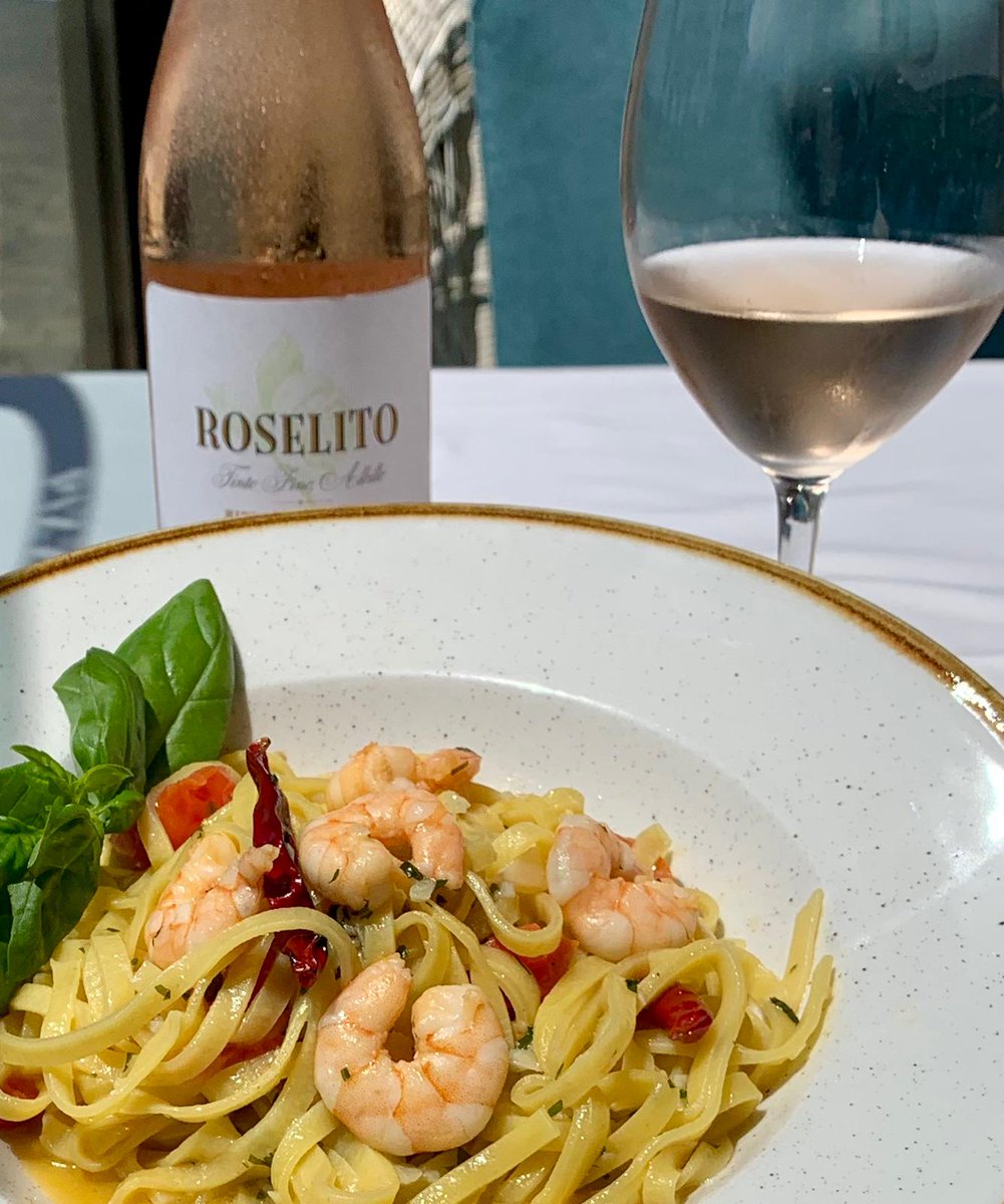 BodegasAntidoto's tweet photo. 'Nuestros vinos en…’ recorreremos España de #restaurantes. #Roselito 2018, maridado con 'linguine ai gamberetti', en @Maximilians_Rte  #Maspalomas #GranCanaria.
@BodegasAntídoto @DORibera #Soria #TintoFino #Albillo #ViñasViejas #sumiller #Rosado https://t.co/e9r3iXID2B