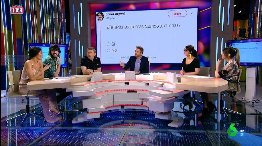 zapeandola6's tweet photo. #Viral ➡️ "¿Te lavas las piernas cuando te duchas?" 🦵🚿 La encuesta que divide el mundo y a la mesa de #zapeando1369 😆
-@NadalMiki: "Yo no. Me pasa como con la espalda, como no me la veo..." 😅 https://t.co/CBGpJsaZzV