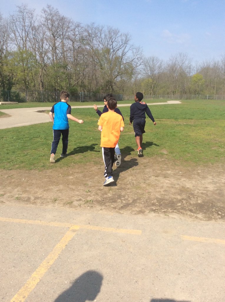 CassandraMall20's tweet image. Enjoying the sunshine while practicing our patterning skills this morning! @trudeaufi #TVDSBMath #mathtrail