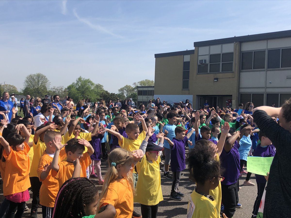 HeatherDLevine's tweet photo. Great way to start our Fun Run Field Day! @MayMoorePrimary #FieldDay2019 #dpsdny https://t.co/MzYzsMsiue