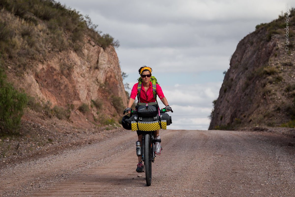 #Guía para viajar a #Mendoza en bicicleta 💪 Una ruta que te va a volar la cabeza 🏔⛺️🗺🚴🏻‍♀️ Hacé click acá: lavidadeviaje.com/microaventura-… #vivivenzo #lavidadeviaje #mendoza