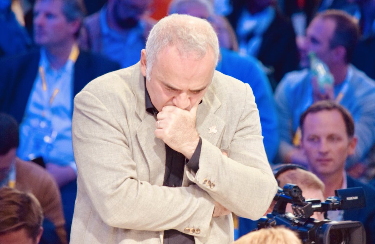 ArnaudLeRoux's tweet image. « Huuuummm... à quelle sauce vais-je les manger ... »
@Kasparov63 en mode performer contre 14 adversaires sur l’espace #edfPulse ! Great moment... 
Poke @EDFofficiel @EDFpulse @edfrecrute #Kasparov #Vivatech