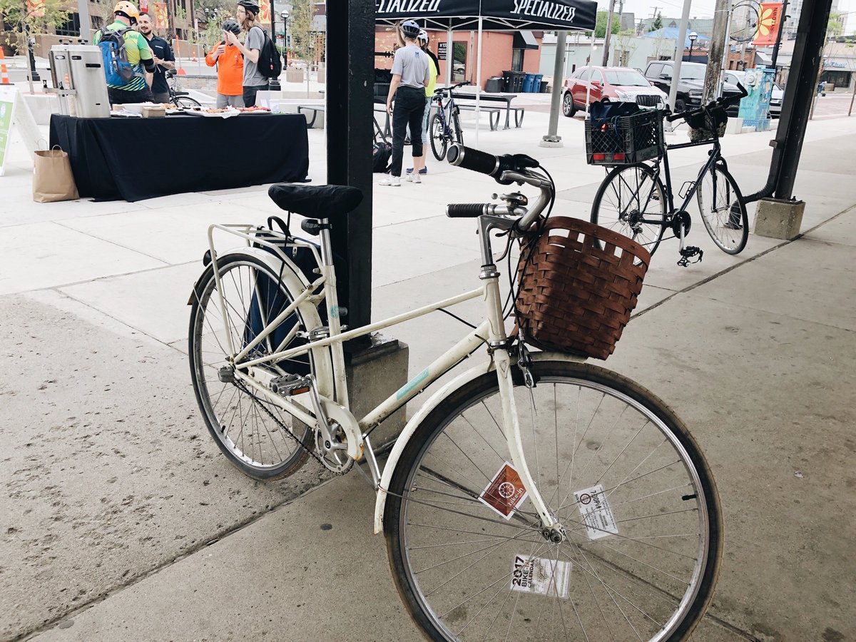 racheltmoeckel's tweet photo. Bike to Work day 2019! Thanks for the goodies, @zingermans!! #BikeToWorkA2 #COMMUTEANDWIN @getdowntown https://t.co/Qp3SPe6Hko