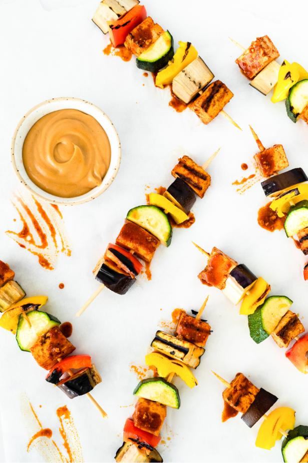 SimpleeAloe's tweet image. It&apos;s #BankHoliday! AND #NationalBBQWeek! That spells a GREAT Monday. These tofu and veggie skewers in satay sauce are also a fab meat-free alternative 🍆🥒🥕 #meatfreemonday