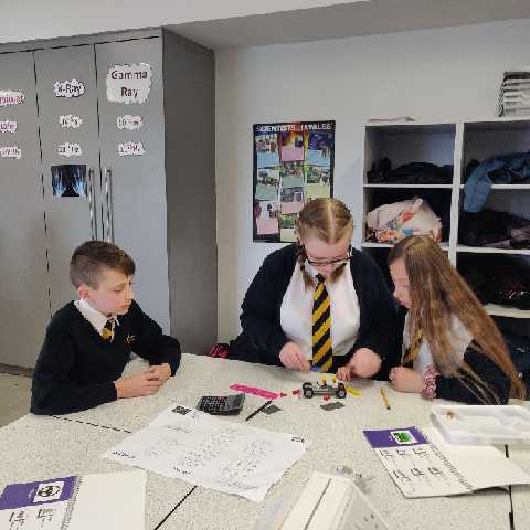 NewportHScience's tweet photo. Y7 and 8 learners made a fantastic impression on our Techniquest visitors this morning with their enthusiasm for creating an all terrain Lego vehicle to deliver aid.  #teamwork #STEM #numeracy https://t.co/hCOHSgIXMj