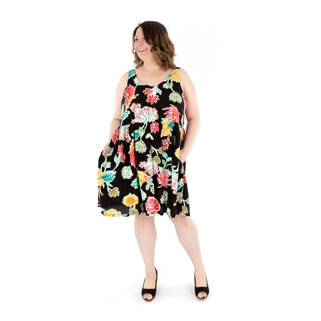 Another #jaliemichelle dress! Those of you who received the @blackbirdfabrics newsletter this morning will recognize the print :) It’s a lovely tropical viscose challis that makes the best summer tops and dresses!⁣
⁣.⁣
⁣Une autre version de la robe M… bit.ly/2VvBmYT