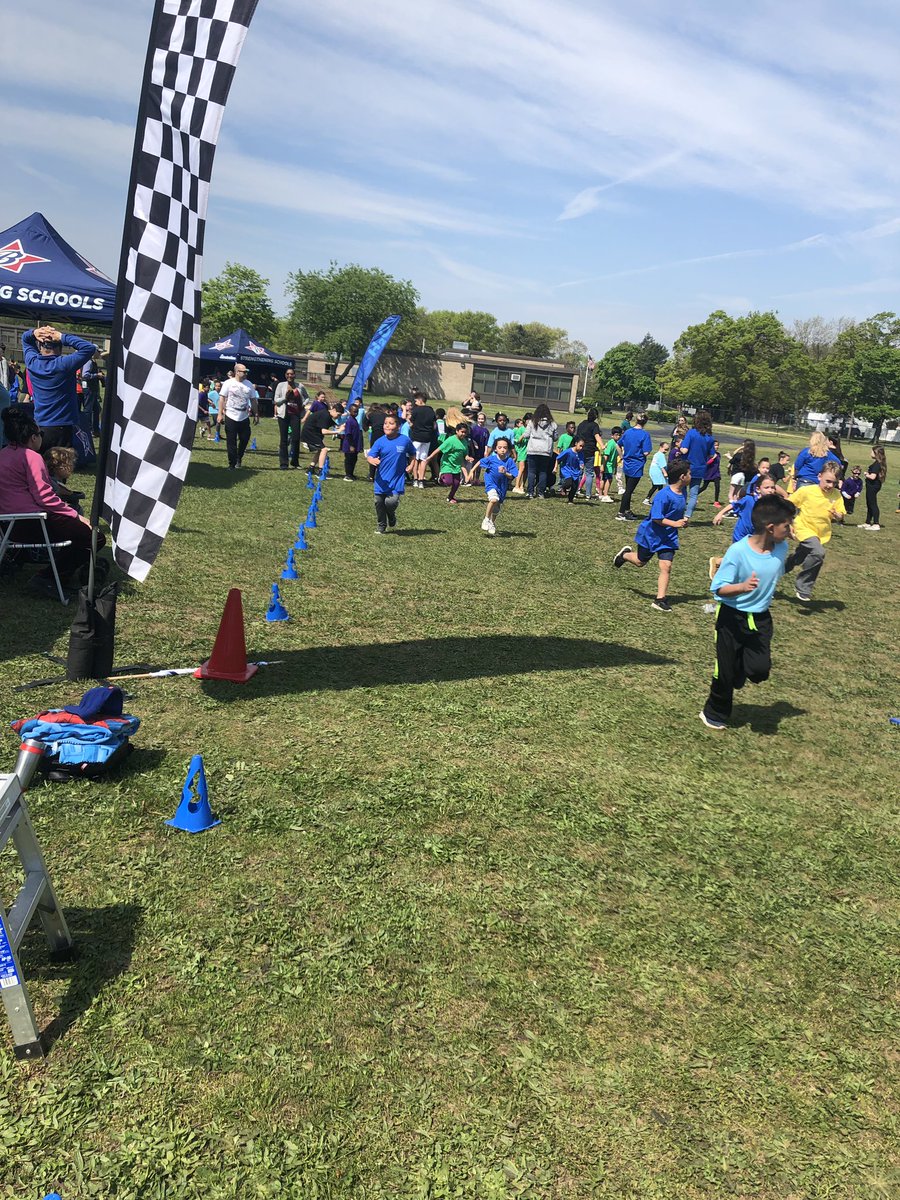 HeatherDLevine's tweet photo. May Moore Fun Run Field Day @MayMoorePrimary #FieldDay2019 #dpsdny https://t.co/r8XPClyo9J