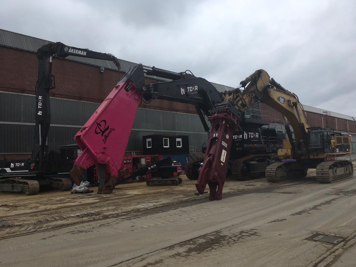 (Big) David against Goliath? Normally we don’t like to show our compatitors equipment; this is an exeption! 
Hydraram HSS-90RV scrapshear (10t) mounted to a Caterpillar 390D excavator (90t) vs a LaBounty scrapshear (50t) mounted to a Liebherr 994 excavator (250t)! 😱😱😱