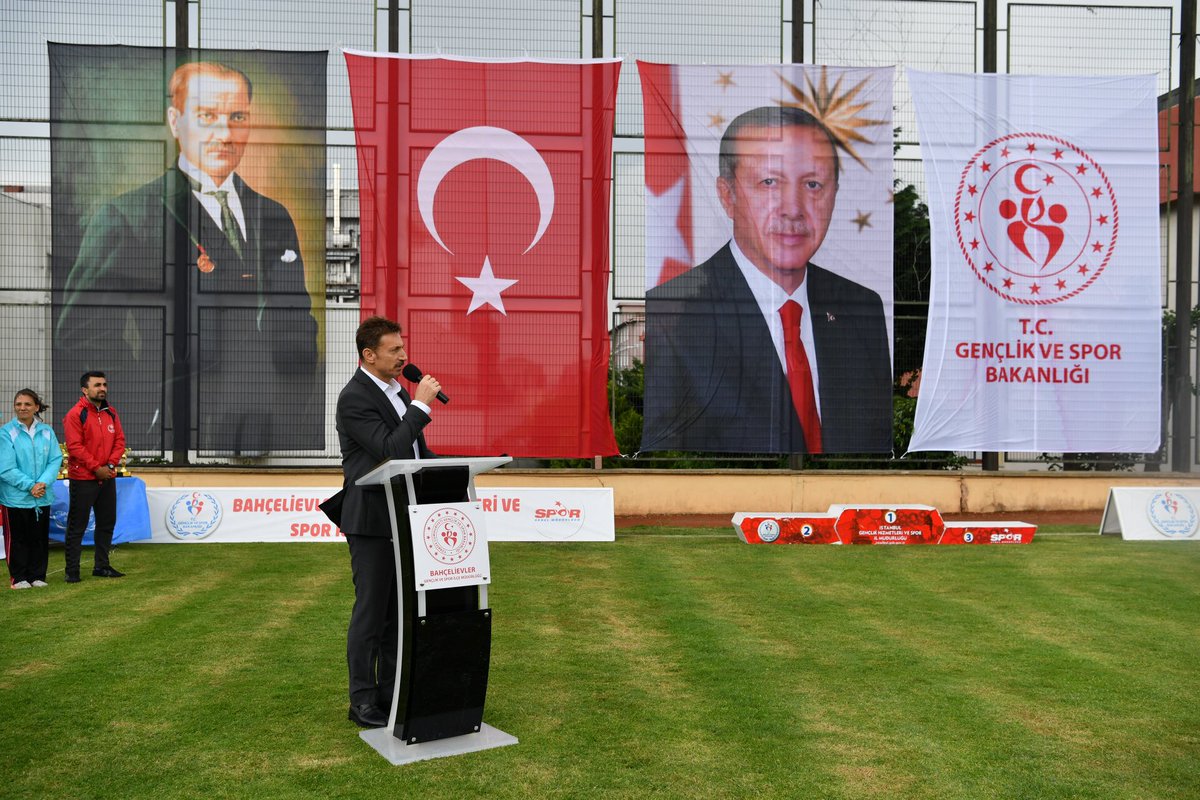 DrHakanBahadir's tweet photo. Gençlik Haftası etkinlikleri kapsamında; Milli Mücadelemizin 100. yılı anısına düzenlenen Okullar Arası Okçuluk Ödül Töreni’nde dereceye giren öğrencilerimize madalya ve kupalarını takdim ettik. https://t.co/oh0z02qThk