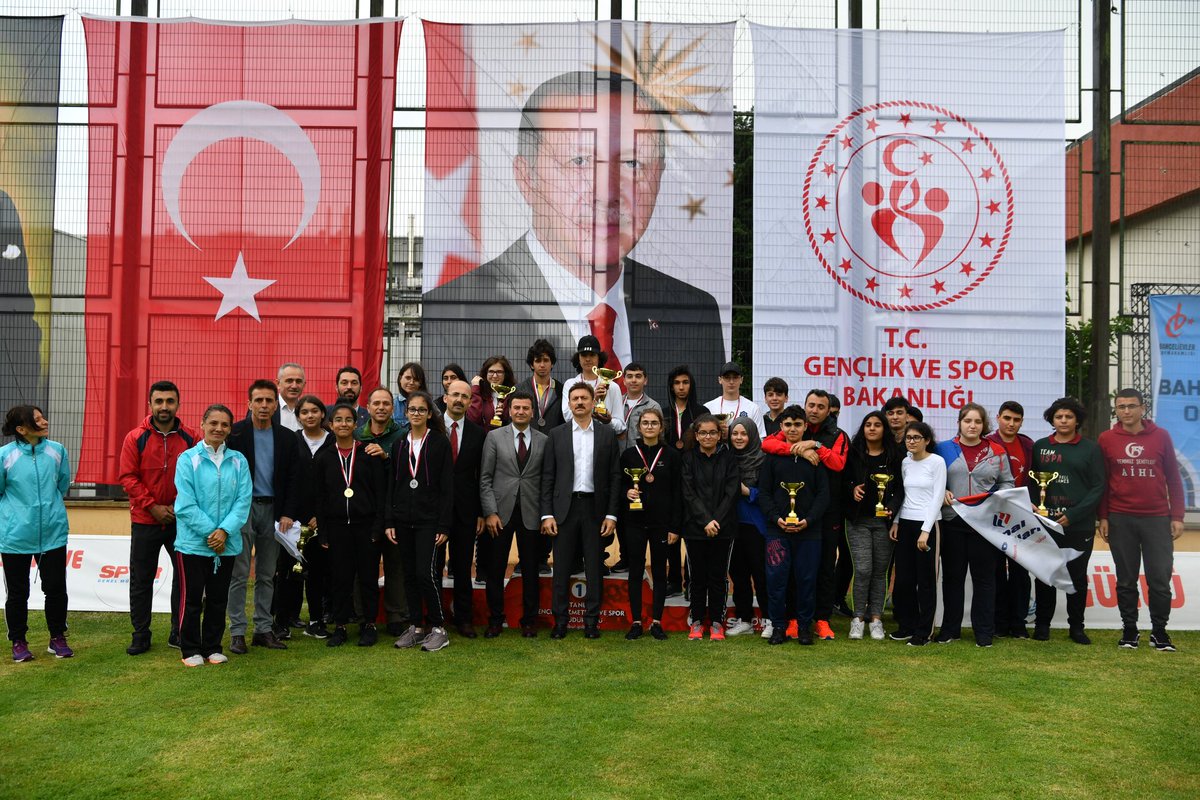 DrHakanBahadir's tweet photo. Gençlik Haftası etkinlikleri kapsamında; Milli Mücadelemizin 100. yılı anısına düzenlenen Okullar Arası Okçuluk Ödül Töreni’nde dereceye giren öğrencilerimize madalya ve kupalarını takdim ettik. https://t.co/oh0z02qThk