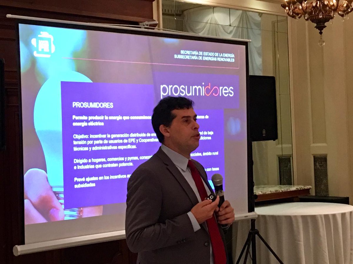 SecEEnergiaSF's tweet image. #Hoy Junto al Subsec de Energías Renovables @rigobisso  compartimos un encuentro en la @BCRprensa en el que informamos sobre el Programa #Prosumidores 💡 #Generfe 🌞 #ExperienciaBioBus 🚍#RenovablesModeloSantaFe 🌿 #SomosLoQueHacemos @GobSantaFe