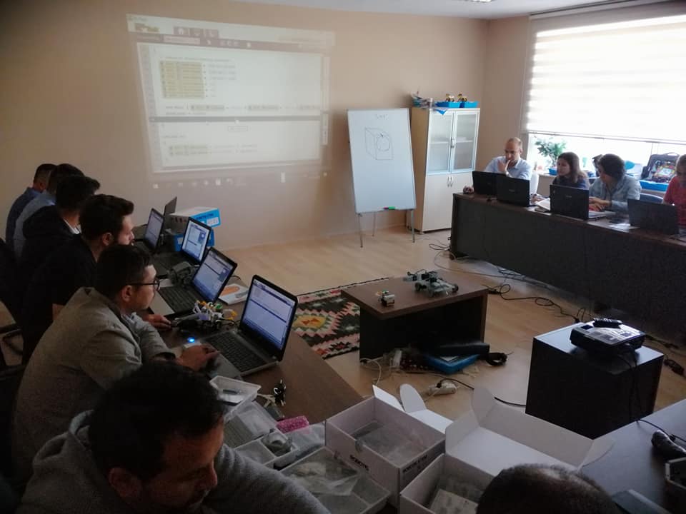 robotsepeti's tweet image. Kayseri Sarız&apos;da 5.gün... 
STEAM Education Association Temel Robotik Kodlama Eğitmen Eğitimi&apos;nde ROBOTIS STEM serisi robotların kumanda kodlarını C++ tabanlı R+ Task ile yazıyoruz.

#robotis #robotsepeti #steamcupturkey #robotiseducation