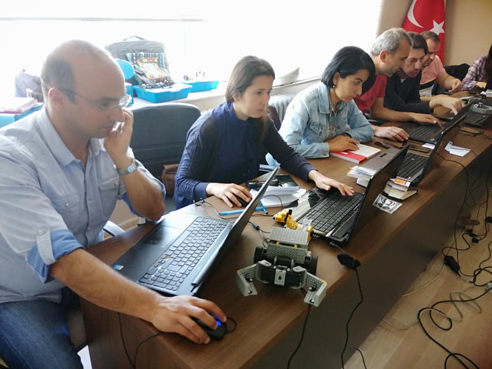 robotsepeti's tweet image. Kayseri Sarız&apos;da 5.gün... 
STEAM Education Association Temel Robotik Kodlama Eğitmen Eğitimi&apos;nde ROBOTIS STEM serisi robotların kumanda kodlarını C++ tabanlı R+ Task ile yazıyoruz.

#robotis #robotsepeti #steamcupturkey #robotiseducation