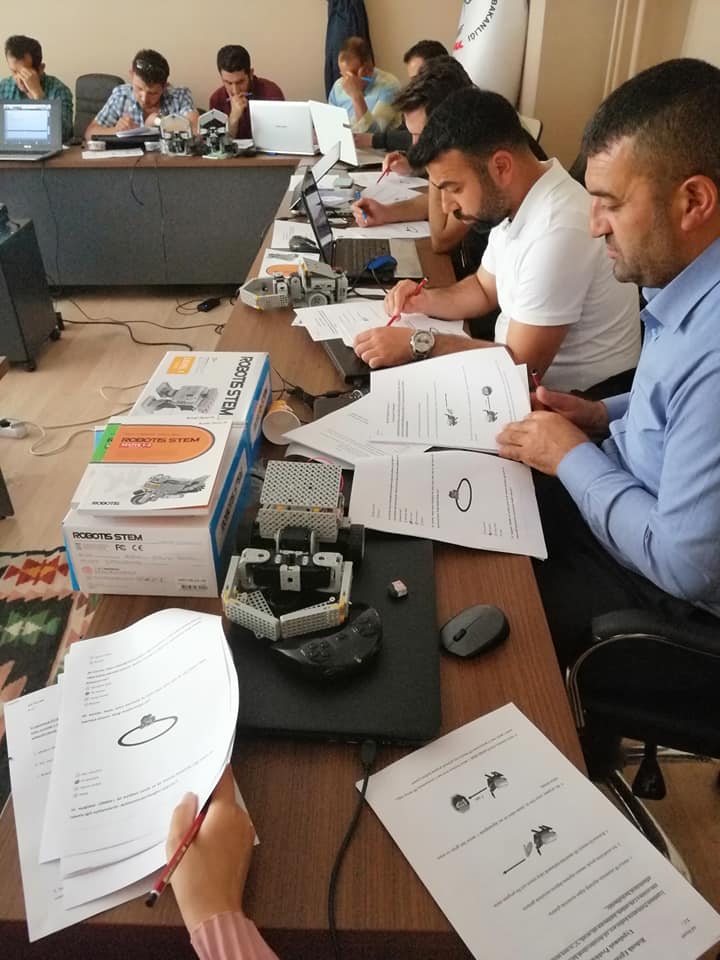 robotsepeti's tweet image. Kayseri Sarız&apos;da 5.inci gün sınavla devam ediyor...

STEAM Education Association Temel Robotik Kodlama Eğitmen Eğitimi&apos;nde teorik ve uygulama sorularını yanıtlıyoruz.

#robotis #robotsepeti #steamcupturkey #robotiseducation