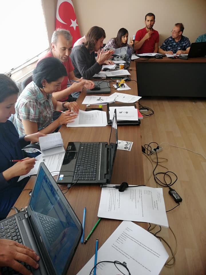 robotsepeti's tweet image. Kayseri Sarız&apos;da 5.inci gün sınavla devam ediyor...

STEAM Education Association Temel Robotik Kodlama Eğitmen Eğitimi&apos;nde teorik ve uygulama sorularını yanıtlıyoruz.

#robotis #robotsepeti #steamcupturkey #robotiseducation