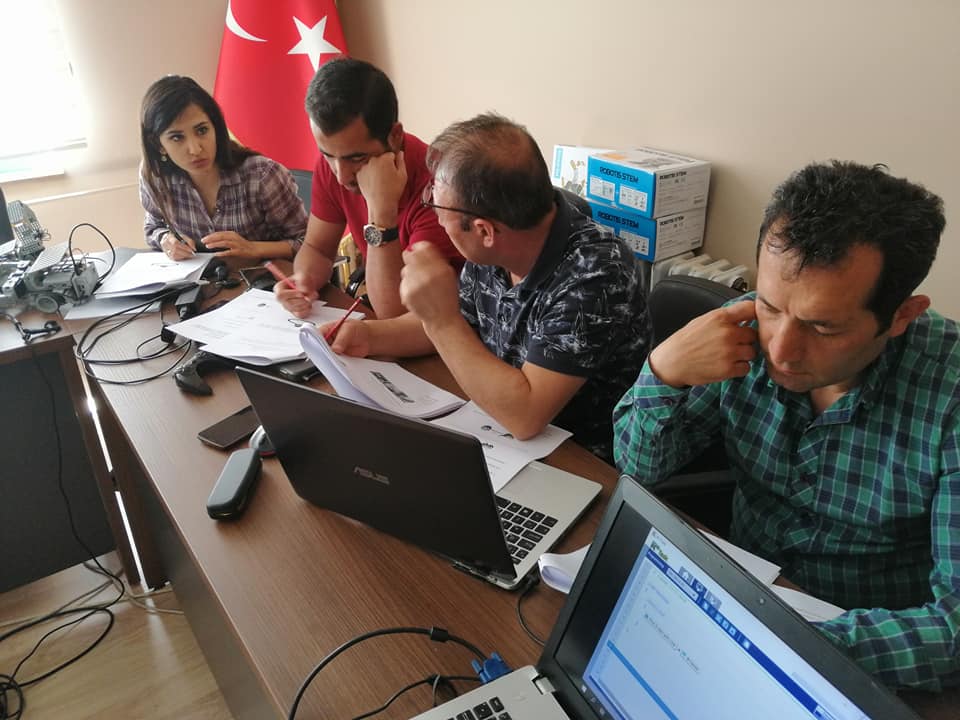 robotsepeti's tweet image. Kayseri Sarız&apos;da 5.inci gün sınavla devam ediyor...

STEAM Education Association Temel Robotik Kodlama Eğitmen Eğitimi&apos;nde teorik ve uygulama sorularını yanıtlıyoruz.

#robotis #robotsepeti #steamcupturkey #robotiseducation