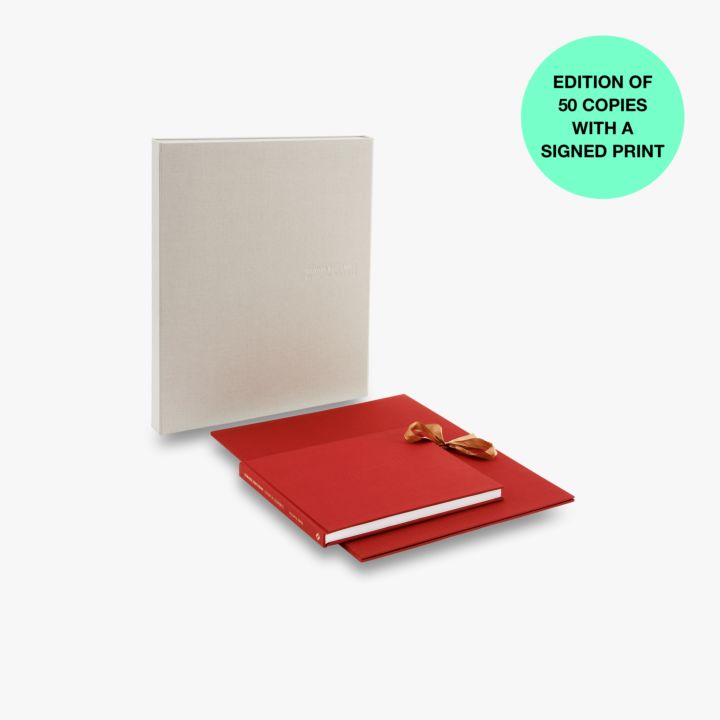 thamesandhudson's tweet photo. The edition is limited to 50 copies, it comes in a special presentation case containing a copy of the book bound in real cloth, and a 16” x 20” print (reproduced as a chromogenic colour print mounted on Stonehenge paper).
#PhotoLondonFair19 #PhotoLondon #PhotoLondonWeek https://t.co/qG94pmTl61