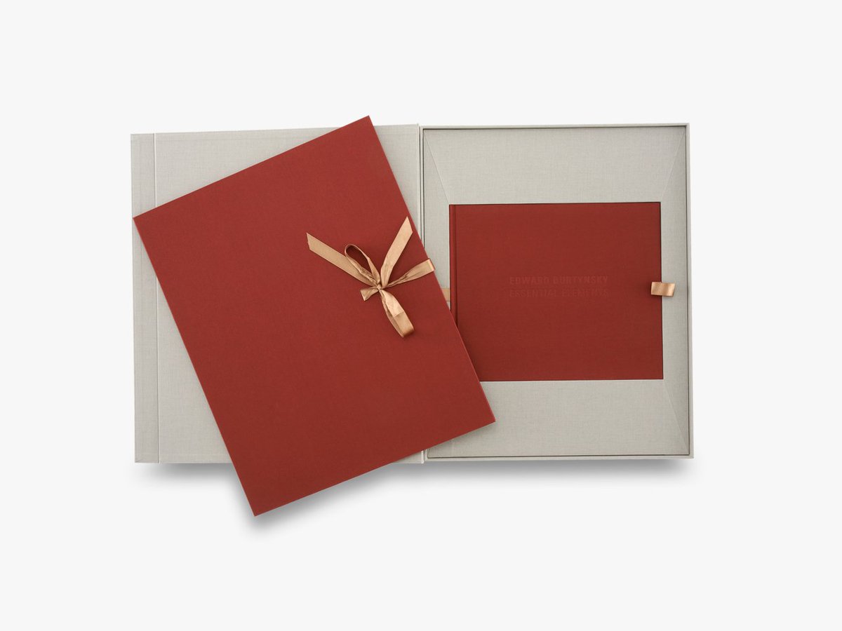 thamesandhudson's tweet photo. The edition is limited to 50 copies, it comes in a special presentation case containing a copy of the book bound in real cloth, and a 16” x 20” print (reproduced as a chromogenic colour print mounted on Stonehenge paper).
#PhotoLondonFair19 #PhotoLondon #PhotoLondonWeek https://t.co/qG94pmTl61