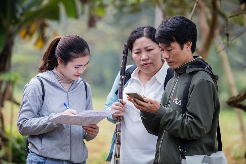 SightsaversUSA's tweet image. Data is entered into the #TropicalData system during a trachoma survey in Vietnam, led by @RTIfightsNTDs and supported by @USAIDGH ENVISION project. flic.kr/s/aHsmcdCNQK #EndTrachoma