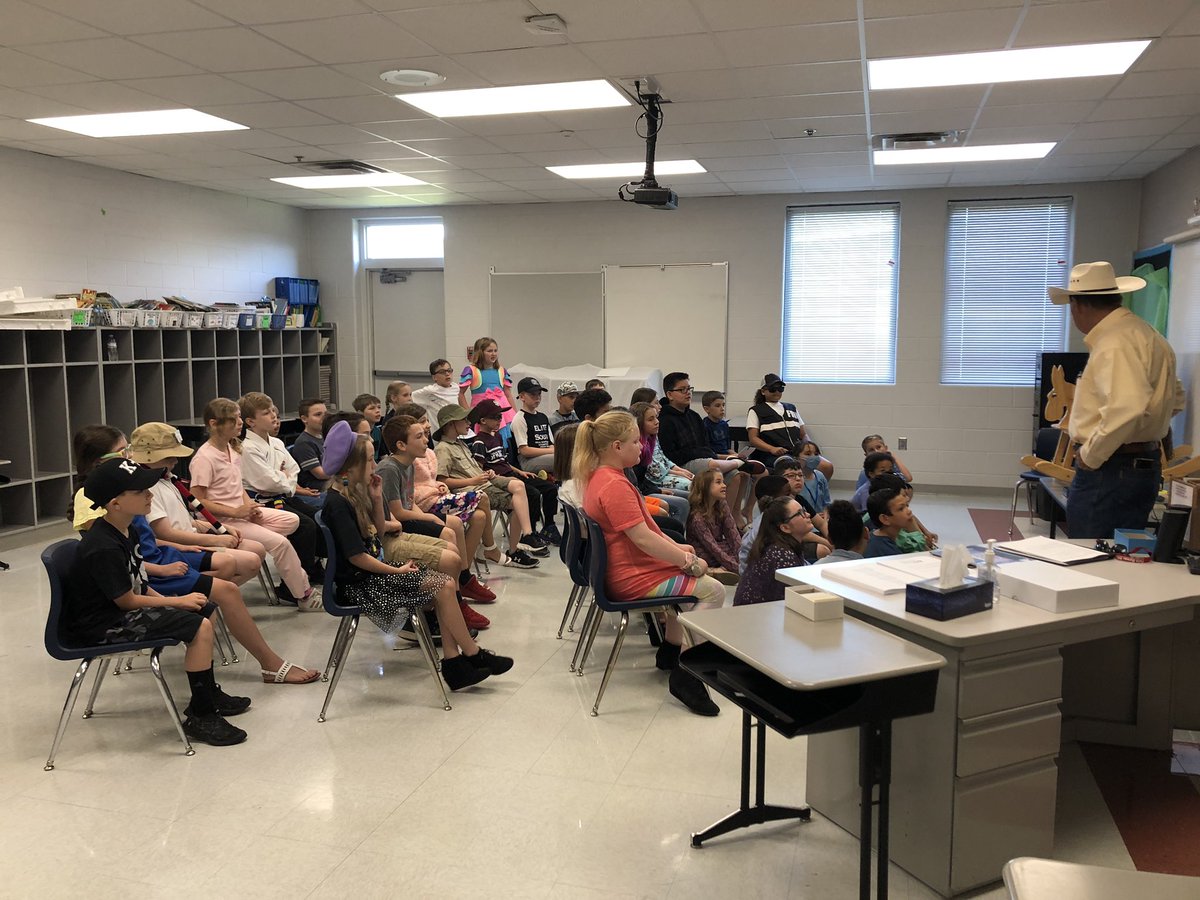 MayberrySarah13's tweet photo. The kiddos enjoyed practicing to be auctioneers! @pstrickland22 @MarvinWrightEle https://t.co/BNfG2gSkwS