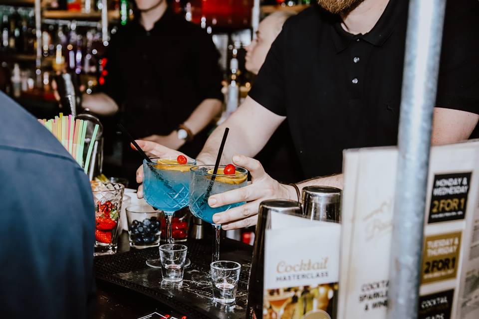 macybrownsbar's tweet photo. It's Friday and the sun is shining which means it's perfect cocktail weather!

Join us at Macy Brown's tonight where we have these mouth-watering offers:

🍹 Darlington: Half price cocktails until 7pm
🍹 Guisborough: 2-for-1 cocktails until 9pm https://t.co/LnyTo1tUN6