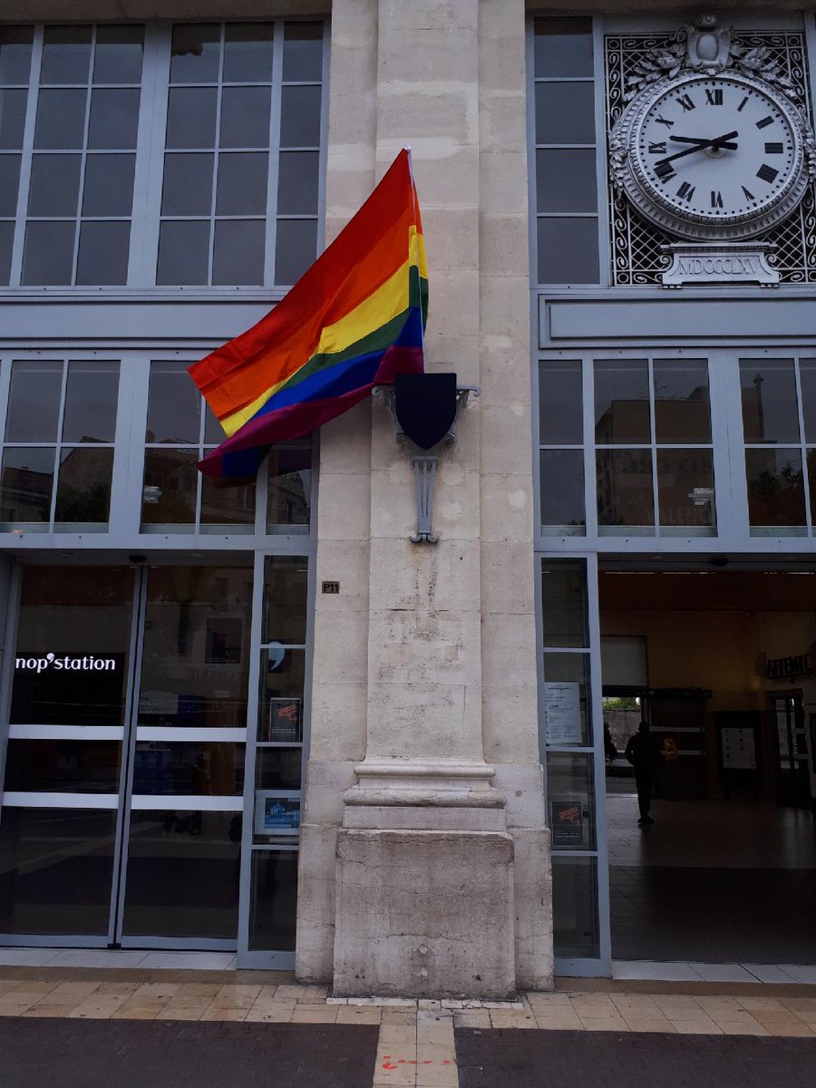 johan_sncf's tweet photo. @ConnectGares @Julien_Moinard @GareLGBT @GroupeSNCF @SNCF Les #GaredeValenceTGV et #GaredeValenceVille font partie, avec grande fierté, des 50 gares françaises drapées aux couleurs de l'arc-en-ciel 🌈 https://t.co/OKBsdlrbj8