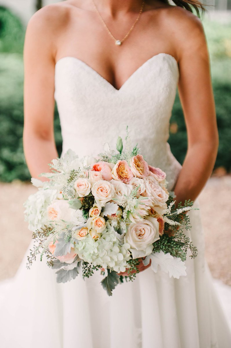 FoxtailCottage's tweet photo. Understated elegance comes into full view at a vineyard wedding with delightful arrangements in soft peach, blush, jade grey, sage, and cream. 
Photographer: Bethany Schneider
Venue: @keswickvineyard 
Caterer: @HotCakesGourmet 
Day-of-Coordinator: @BarbWiredLLC 
#wedding #florals https://t.co/iTipuUkqaa