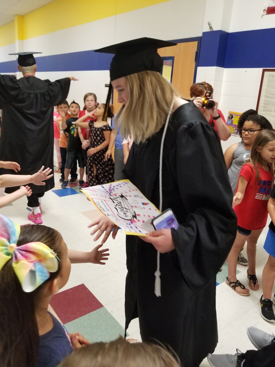 TKaicy's tweet photo. What an exciting day for our Royse City High School graduates! Seeing students who were in my Kindergarten class made my day! #RCISDJOY @scottelementary @RoyseCityISD https://t.co/F0ol7WS3Ww