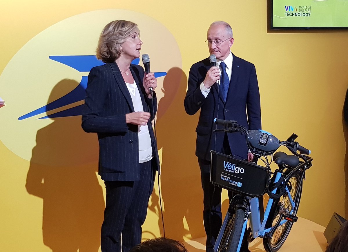 MAudeDubanchet's tweet image. Sur le stand de @GroupeLaPoste, @vpecresse présente @Veligo_Loc, le vélo électrique, conçu avec #laposte, que le région va proposer à location longue durée, disponible en IDF en sept dans les bx de Poste et les gares. #Vivatech #SimplifierLaVie