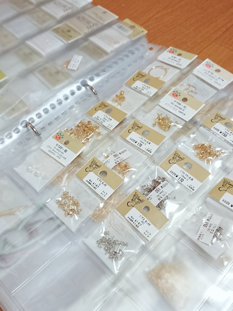 幸作屋 夏季休業対応中 Auf Twitter 大量のパーツがようやくa4ファイルの中に片付けられました セ リ アさんに売ってたメダル 収納リフィルにプラスして 缶バッチ収納リフィルの12ポケットと6ポケットを採用 大きめパーツならこれで入ります 整理整頓 幸作屋 夏季休業対応中 Auf Twitter 大量のパーツがようやくa4ファイルの中に片付けられました セ リ アさんに売ってたメダル 収納リフィルにプラスして 缶バッチ収納リフィルの12ポケットと6ポケットを採用 大きめパーツならこれで入ります 整理整頓