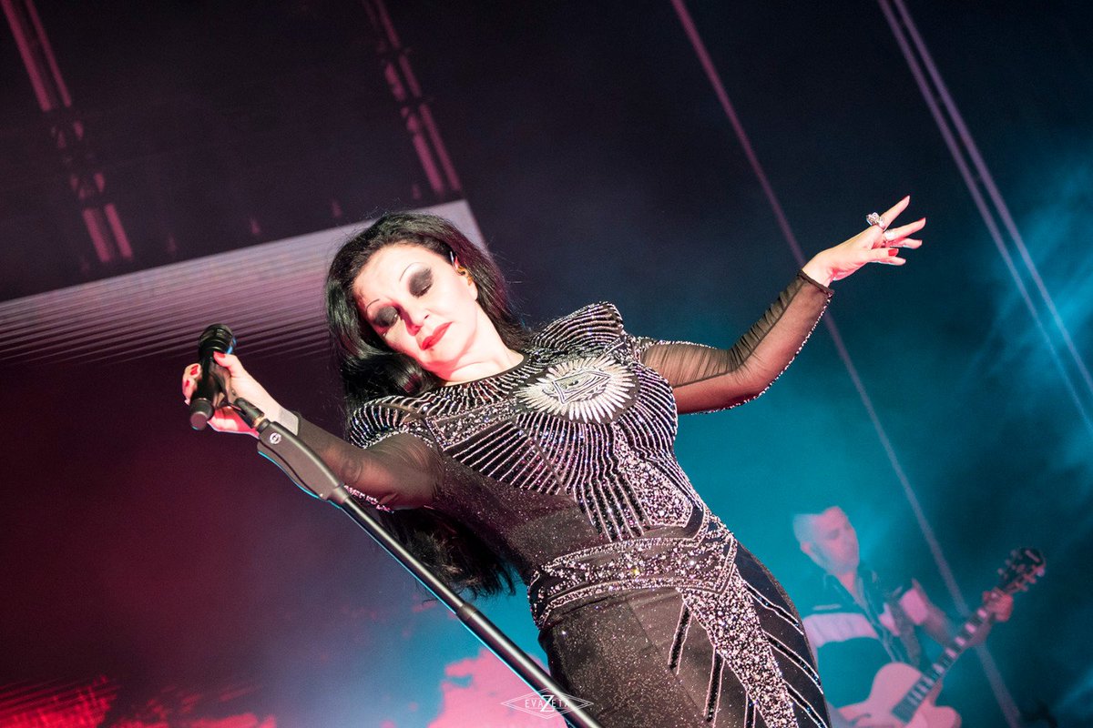 EvaZetta's tweet photo. Espectacular anoche @FangoriaWarner  en la plaza de toros de Almería!! Llenazo total y un público entregado por completo   👏🏻👏🏻 #fangoria #Almería #Alaska https://t.co/sRg0pxLKYs