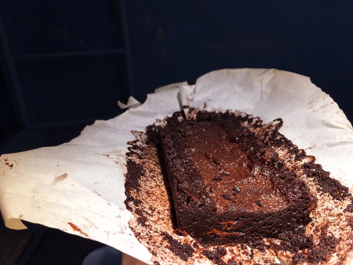 guMeneghel's tweet photo. #veganshit primeiro brownie bem sucedido https://t.co/Gw8SjfFoHa