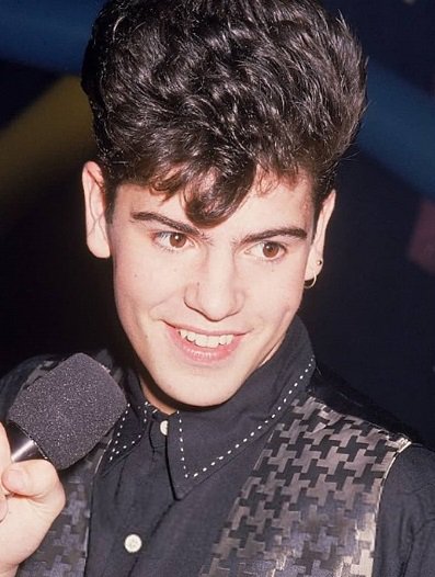 Happy 49th birthday to Jordan Knight today! 