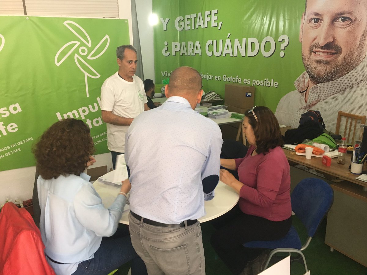 mayuga's tweet photo. ¡Equipazo de @IMPULSAGETAFE!

Un rato ensobrando, un rato en la mesa informativa, un rato recibiendo visitas... 💪💪💪

#VotaImpulsaGetafe https://t.co/qh8TKqVoLp