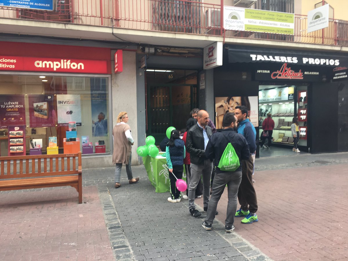 mayuga's tweet photo. ¡Equipazo de @IMPULSAGETAFE!

Un rato ensobrando, un rato en la mesa informativa, un rato recibiendo visitas... 💪💪💪

#VotaImpulsaGetafe https://t.co/qh8TKqVoLp