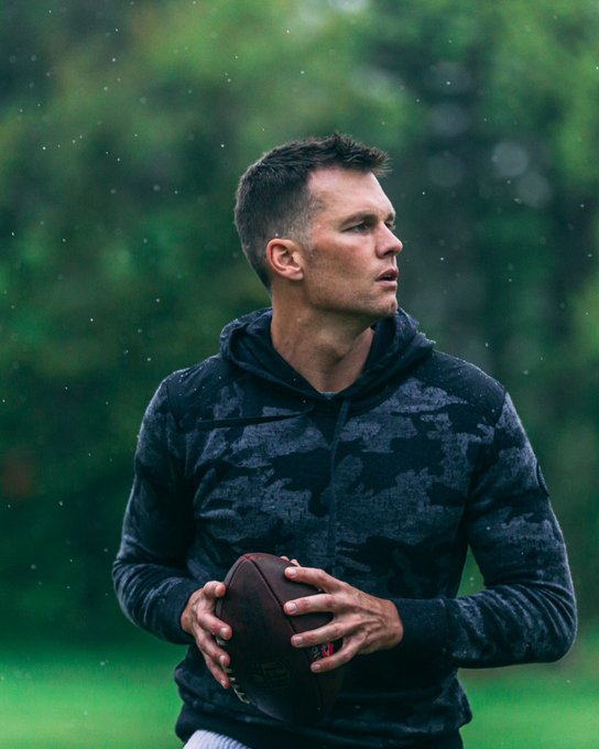 Watch Tom Brady's leaked NSFW photo on TwXstars